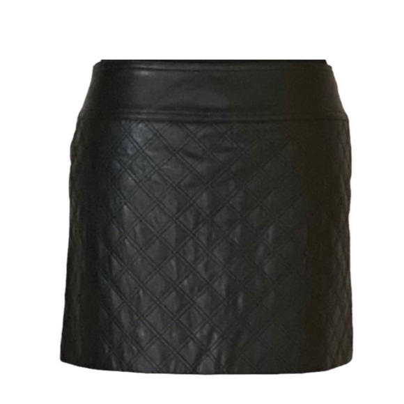 Bebe Black Quilted Faux Leather Mini Skirt Size Small - Picture 2 of 9